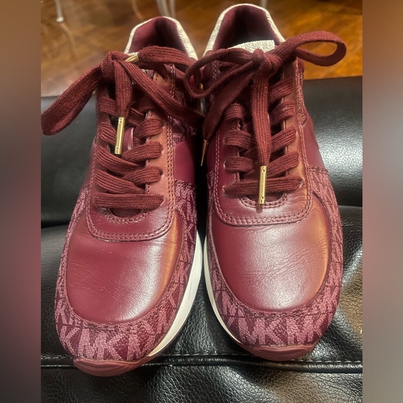 MICHAEL KORS BURGUNDY WOMENS TENNIS SHOE SIZE. 7.5 - Picture 3 of 6